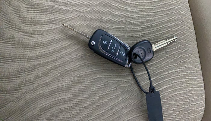 2014 Hyundai i10 SPORTZ 1.1, Petrol, Manual, 33,676 km, Key Close Up