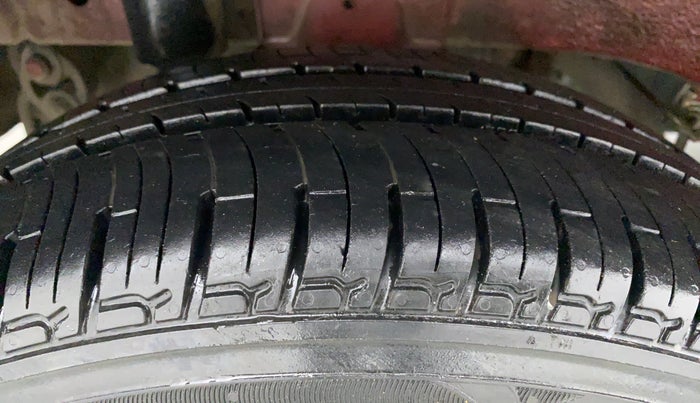 2017 Mahindra Kuv100 K4 6 STR, Petrol, Manual, 20,839 km, Right Rear Tyre Tread