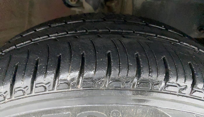 2017 Mahindra Kuv100 K4 6 STR, Petrol, Manual, 20,839 km, Right Front Tyre Tread