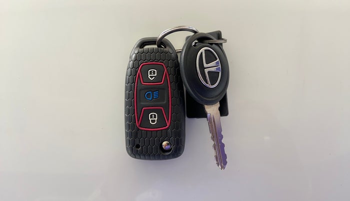 2019 Tata Tiago XZ PETROL, CNG, Manual, 43,107 km, Key Close Up