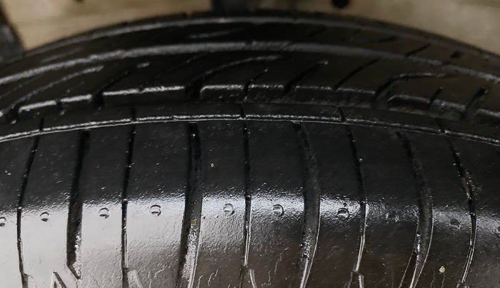 2014 Maruti Swift VXI, Petrol, Manual, 1,14,815 km, Left Front Tyre Tread