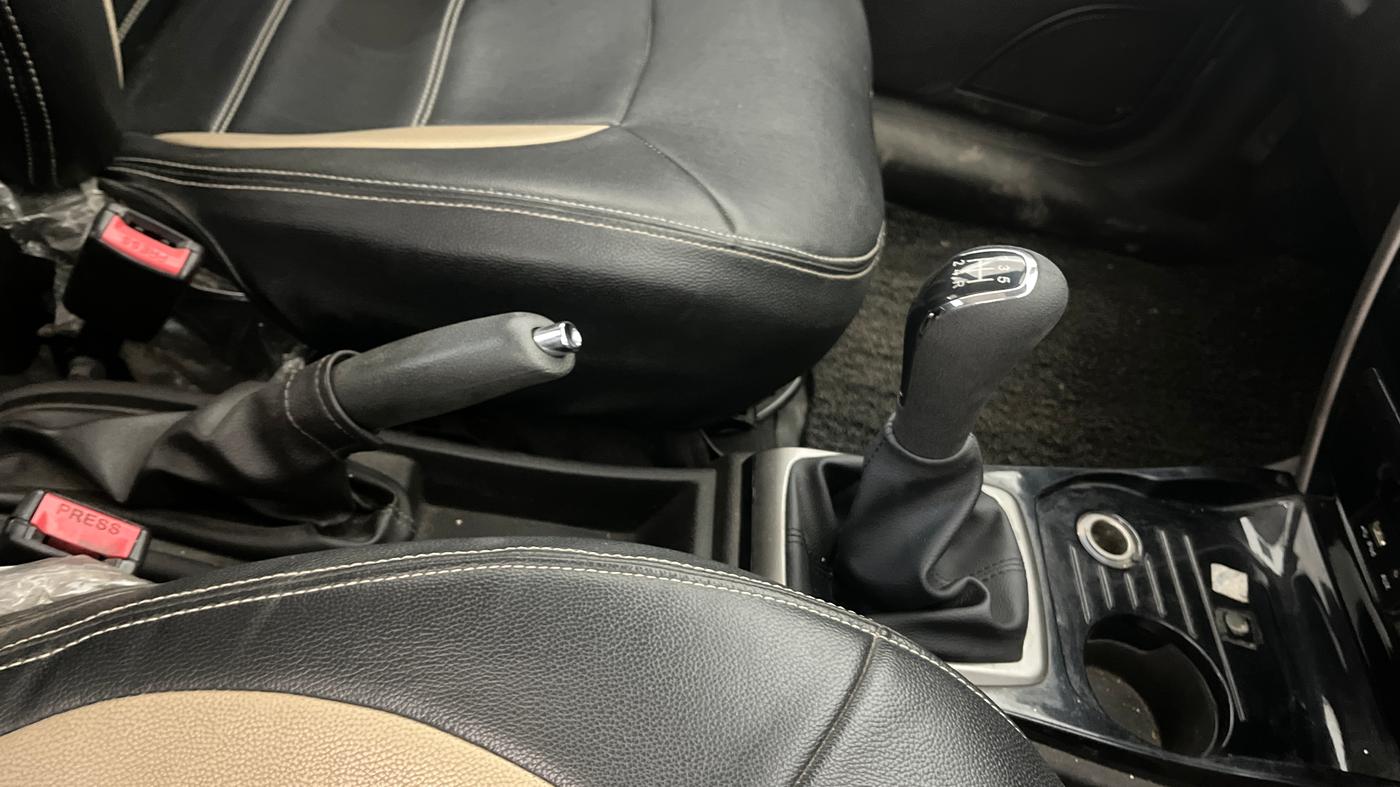 2015 Tata Zest XMS PETROL, Petrol, Manual, 75,897 km, Gear Lever