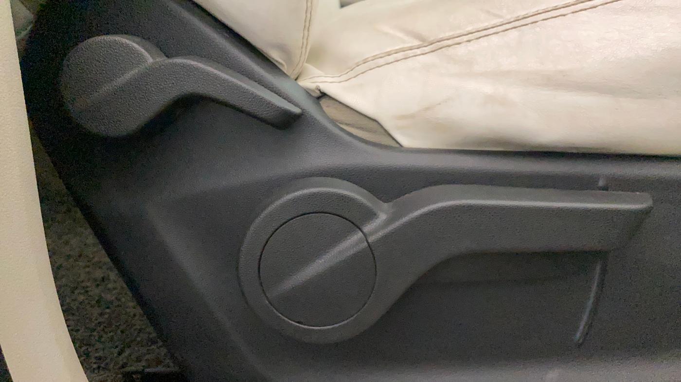 2019 Mahindra MARAZZO M6 7 STR, Diesel, Manual, 94,253 km, Driver Side Adjustment Panel