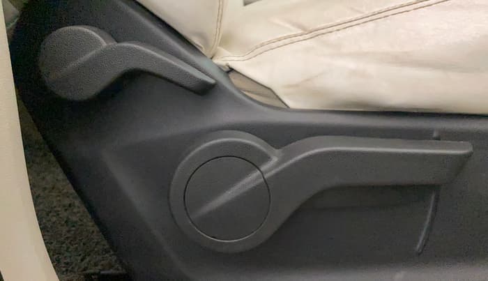 2019 Mahindra MARAZZO M6 7 STR, Diesel, Manual, 94,253 km, Driver Side Adjustment Panel