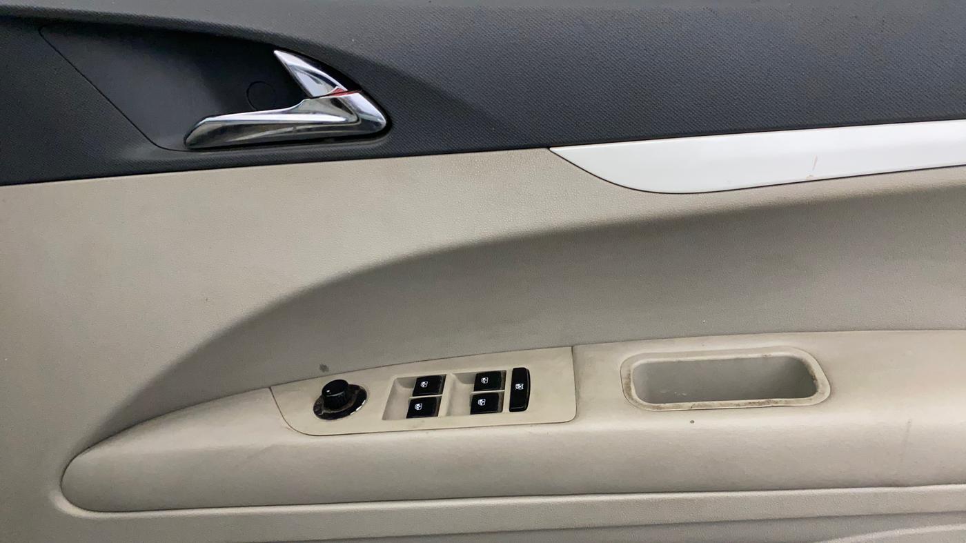 2019 Mahindra MARAZZO M6 7 STR, Diesel, Manual, 94,253 km, Driver Side Door Panels Control