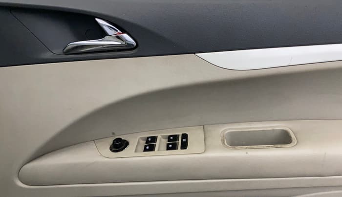 2019 Mahindra MARAZZO M6 7 STR, Diesel, Manual, 94,253 km, Driver Side Door Panels Control