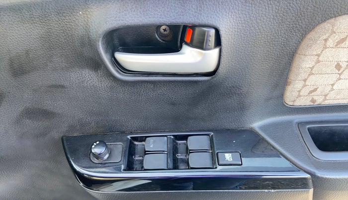 2017 Maruti Wagon R 1.0 VXI, CNG, Manual, 55,357 km, Driver Side Door Panels Control