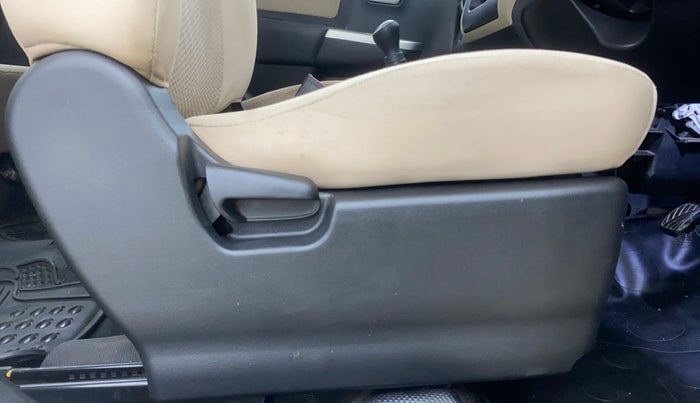 2017 Maruti Wagon R 1.0 LXI CNG, CNG, Manual, 82,508 km, Driver Side Adjustment Panel