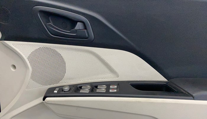 2022 Mahindra XUV300 W6 1.2 PETROL AMT, Petrol, Automatic, 44,310 km, Driver Side Door Panels Control