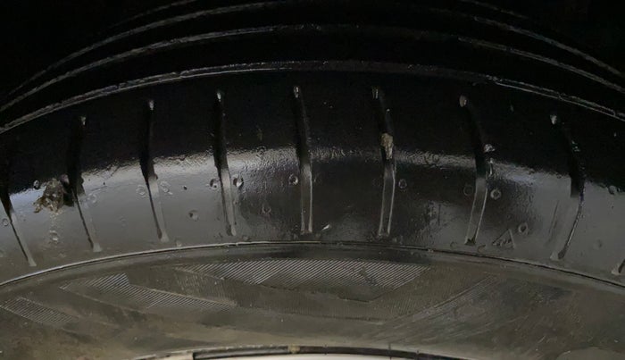 2022 Mahindra XUV300 W6 1.2 PETROL AMT, Petrol, Automatic, 44,310 km, Right Front Tyre Tread