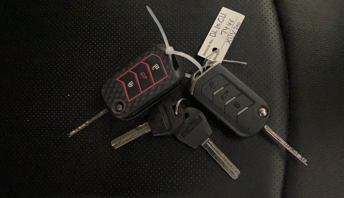 2022 Mahindra XUV300 W6 1.2 PETROL AMT, Petrol, Automatic, 44,310 km, Key Close Up