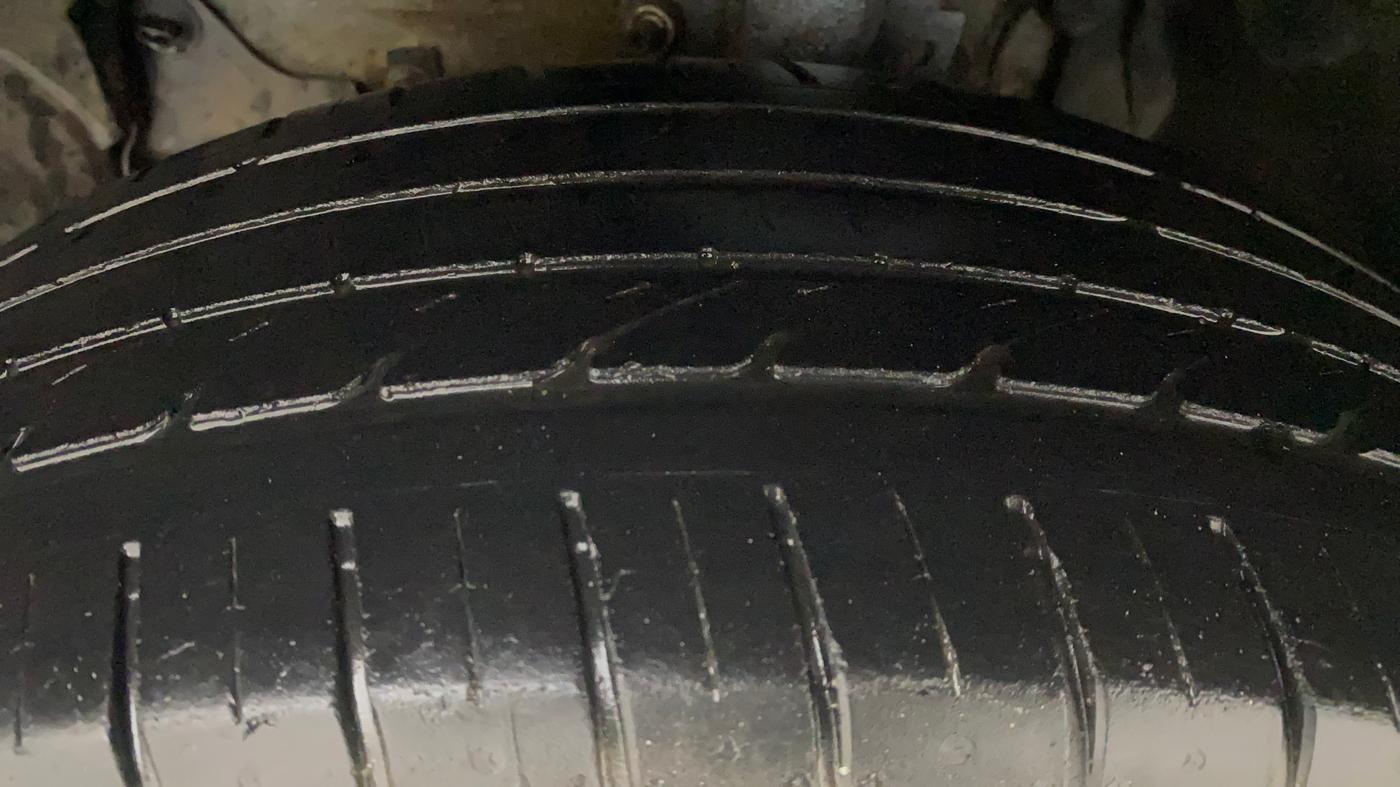 2014 Renault Duster 85 PS RXL DIESEL, Diesel, Manual, 1,17,191 km, Left Front Tyre Tread