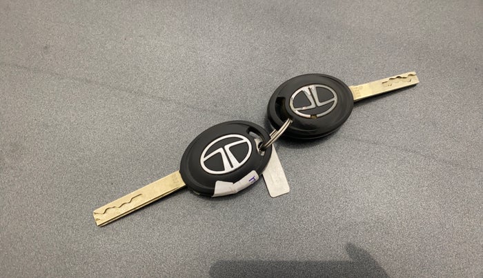 2023 Tata Tiago XM CNG, CNG, Manual, 15,340 km, Key Close Up