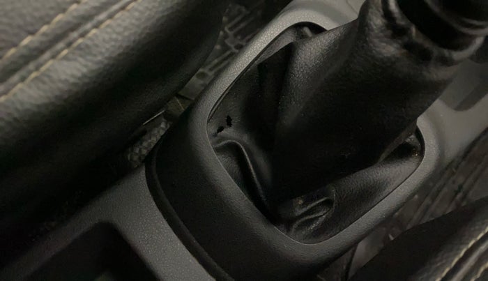 2016 Renault Kwid RXT 0.8, Petrol, Manual, 48,113 km, Gear lever - Boot cover slightly torn