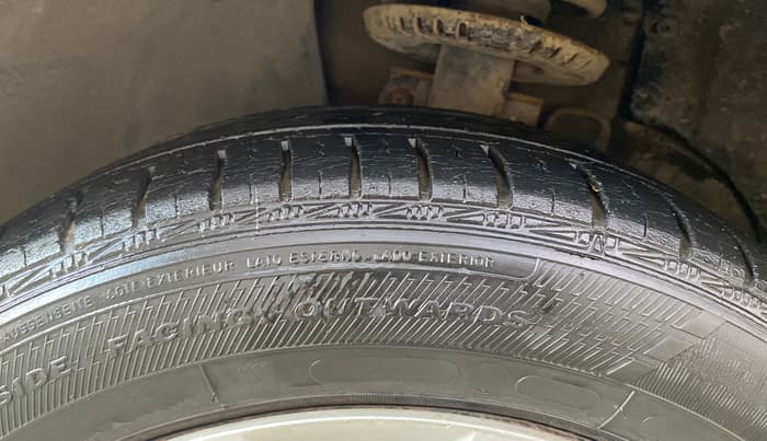 2013 Volkswagen Vento COMFORTLINE 1.6, Petrol, Manual, 76,079 km, Left Front Tyre Tread