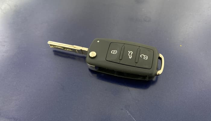 2013 Volkswagen Vento COMFORTLINE 1.6, Petrol, Manual, 76,079 km, Key Close Up