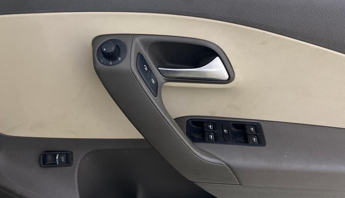 2013 Volkswagen Vento COMFORTLINE 1.6, Petrol, Manual, 76,079 km, Driver Side Door Panels Control