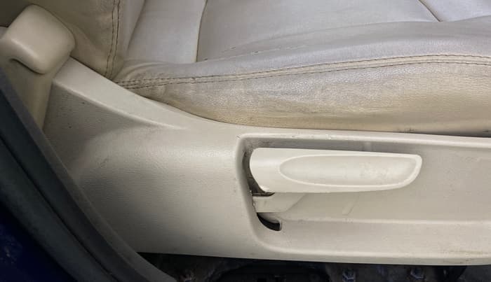 2013 Volkswagen Vento COMFORTLINE 1.6, Petrol, Manual, 76,079 km, Driver Side Adjustment Panel