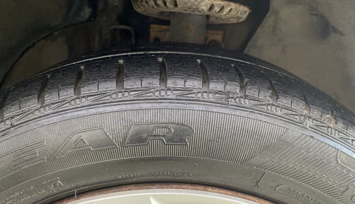 2013 Volkswagen Vento COMFORTLINE 1.6, Petrol, Manual, 76,079 km, Right Front Tyre Tread