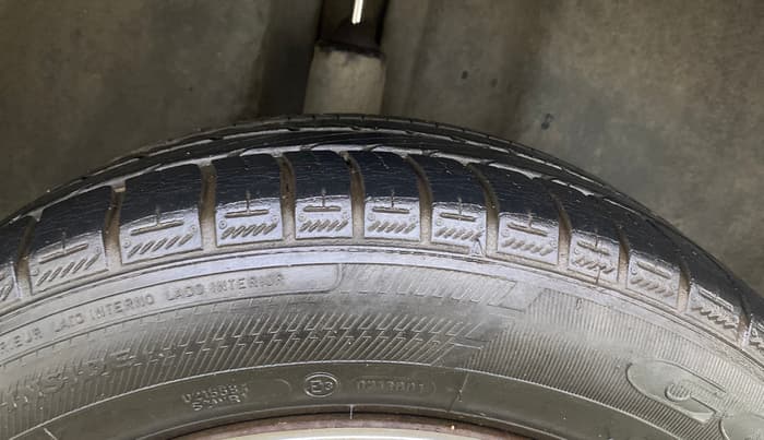 2013 Volkswagen Vento COMFORTLINE 1.6, Petrol, Manual, 76,079 km, Right Rear Tyre Tread