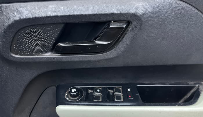 2021 Tata PUNCH ADVENTURE AMT, CNG, Automatic, 54,079 km, Driver Side Door Panels Control