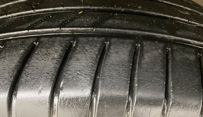 2022 Volkswagen TAIGUN TOPLINE 1.0 TSI MT, Petrol, Manual, 1,36,897 km, Right Front Tyre Tread