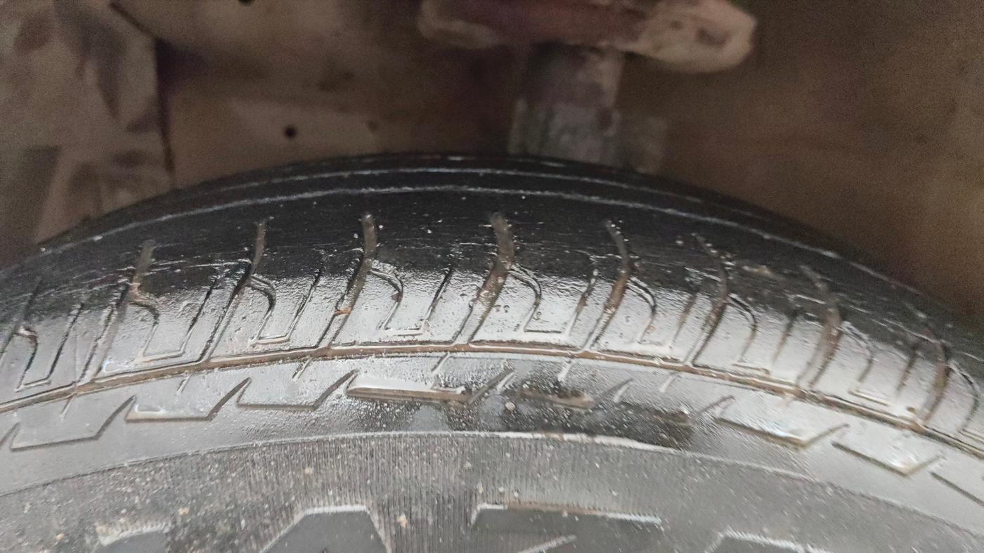 2014 Maruti Swift VXI, CNG, Manual, 41,166 km, Left Front Tyre Tread