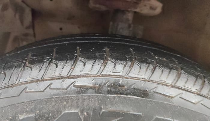 2014 Maruti Swift VXI, CNG, Manual, 41,166 km, Left Front Tyre Tread