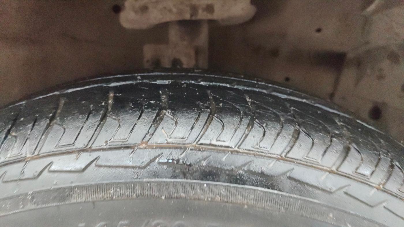 2014 Maruti Swift VXI, CNG, Manual, 41,166 km, Right Front Tyre Tread