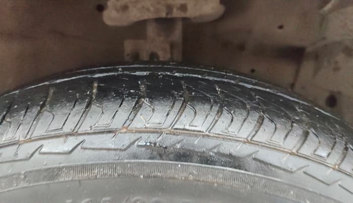 2014 Maruti Swift VXI, CNG, Manual, 41,166 km, Right Front Tyre Tread
