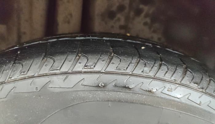 2014 Maruti Swift VXI, CNG, Manual, 41,166 km, Right Rear Tyre Tread