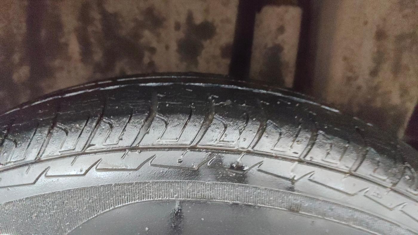 2014 Maruti Swift VXI, CNG, Manual, 41,166 km, Left Rear Tyre Tread