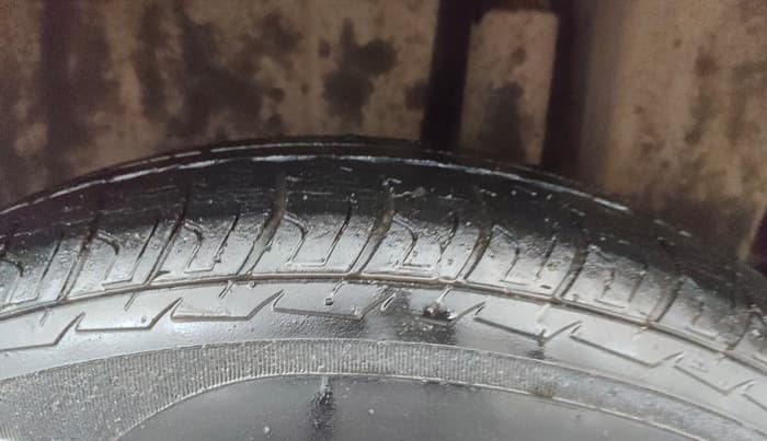 2014 Maruti Swift VXI, CNG, Manual, 41,166 km, Left Rear Tyre Tread