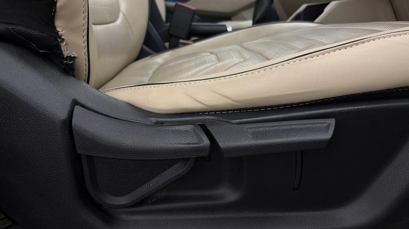 2022 KIA CARENS LUXURY 1.5 DIESEL 7 STR, Diesel, Manual, 82,982 km, Driver Side Adjustment Panel