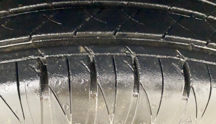 2013 Toyota Etios Liva G, Petrol, Manual, 76,853 km, Right Front Tyre Tread