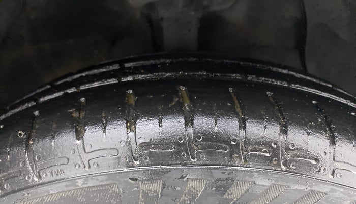 2021 Hyundai GRAND I10 NIOS SPORTZ U2 AMT 1.2 CRDI, Diesel, Automatic, 31,604 km, Right Front Tyre Tread