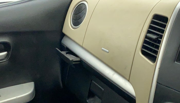 2018 Maruti Wagon R 1.0 LXI, CNG, Manual, 63,841 km, Dashboard - Cup holder not working