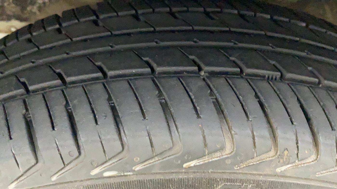 2018 Maruti Wagon R 1.0 LXI, CNG, Manual, 63,841 km, Left Front Tyre Tread