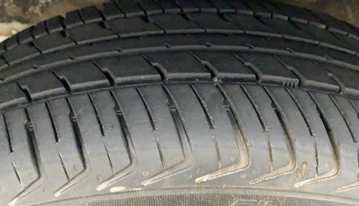 2018 Maruti Wagon R 1.0 LXI, CNG, Manual, 63,841 km, Left Front Tyre Tread