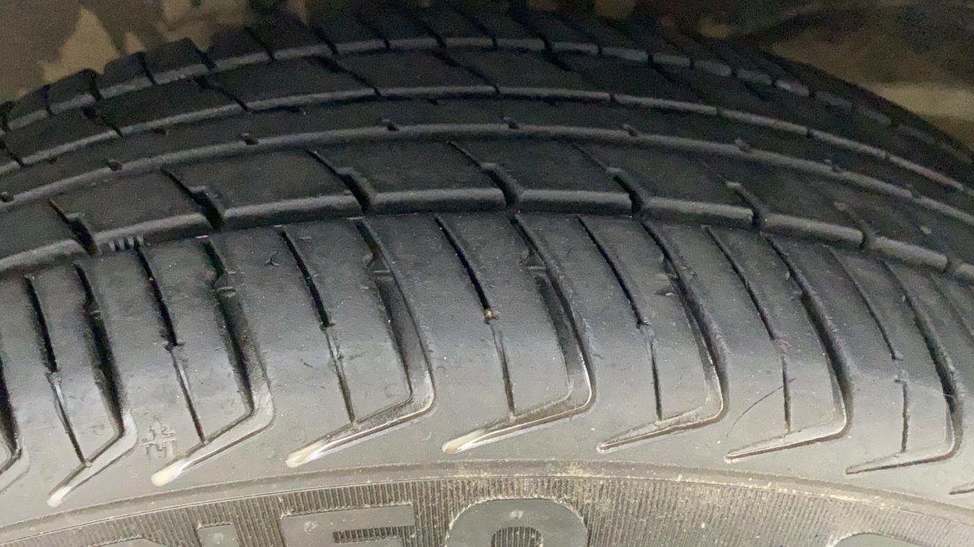 2018 Maruti Wagon R 1.0 LXI, CNG, Manual, 63,841 km, Right Front Tyre Tread