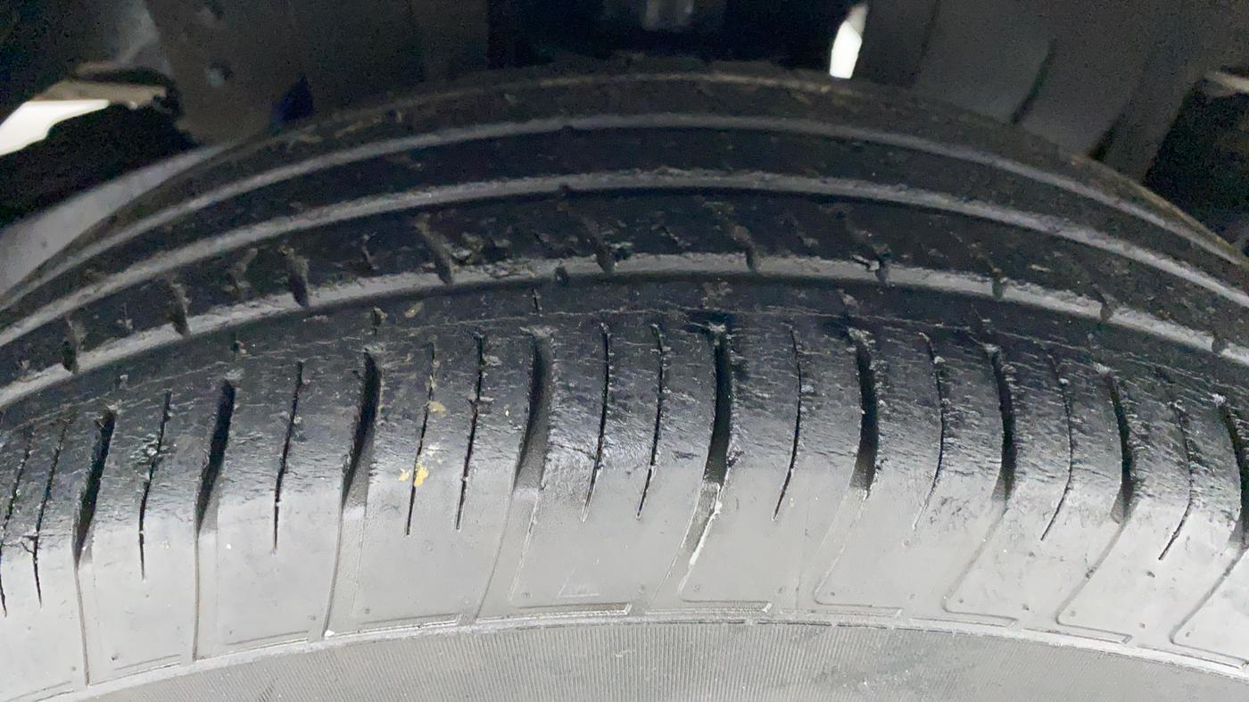 2017 Mahindra Scorpio S4+Intelli Hybrid 2WD, Diesel, Manual, 45,482 km, Right Front Tyre Tread