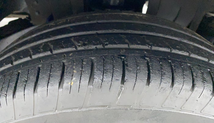 2017 Mahindra Scorpio S4+Intelli Hybrid 2WD, Diesel, Manual, 45,482 km, Right Front Tyre Tread
