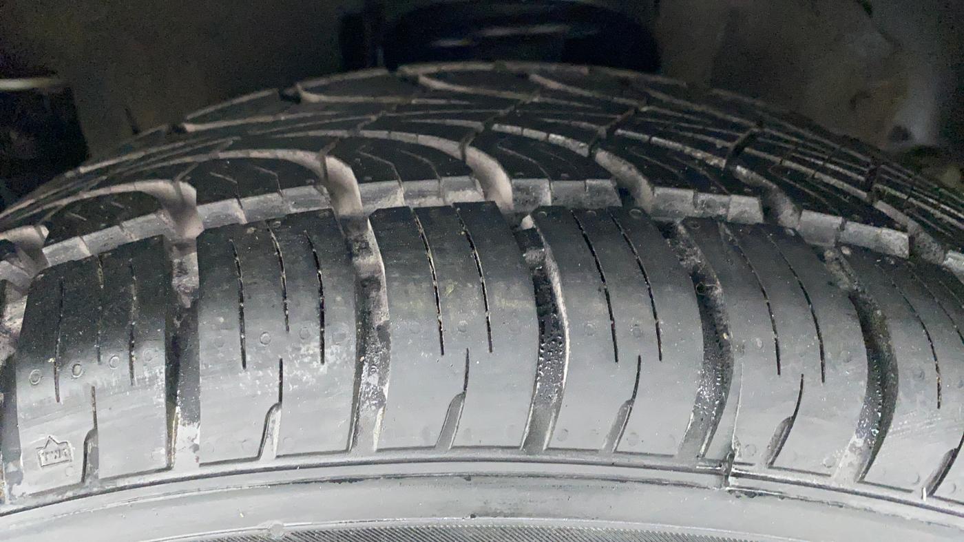 2017 Mahindra Scorpio S4+Intelli Hybrid 2WD, Diesel, Manual, 45,482 km, Left Front Tyre Tread