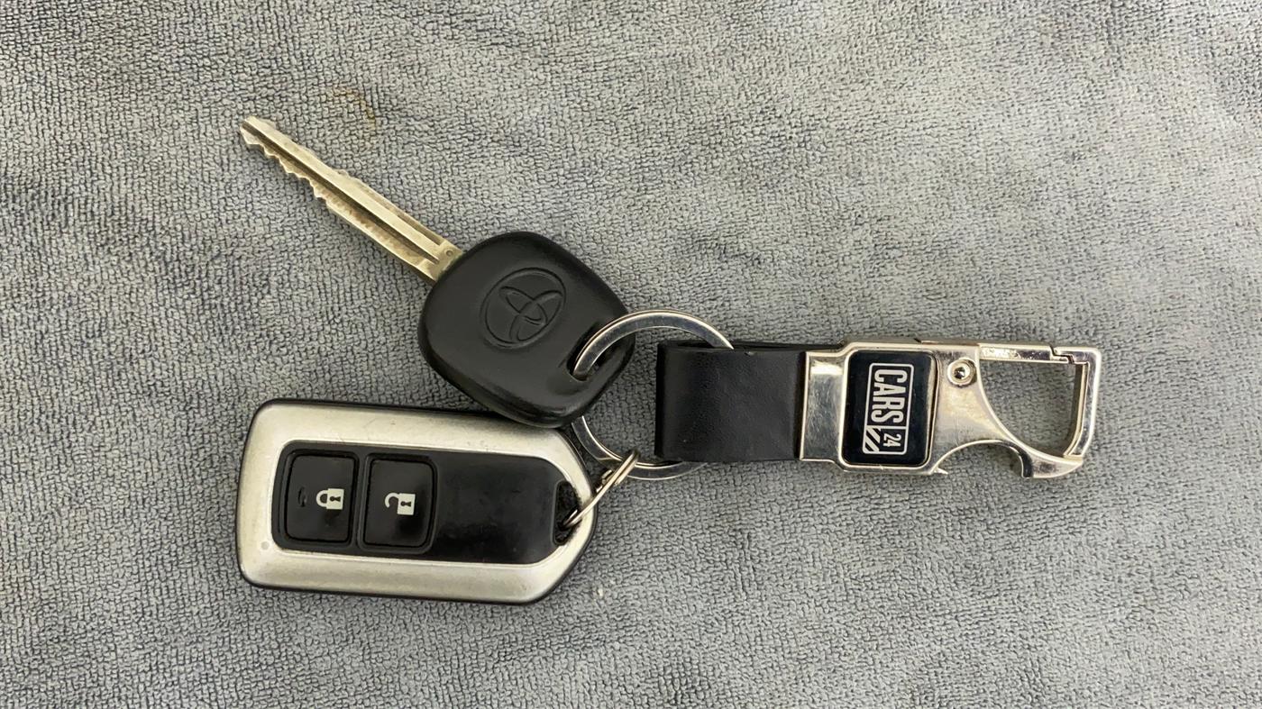 2011 Toyota Corolla Altis 1.8 G, Petrol, Manual, 1,00,075 km, Key Close Up