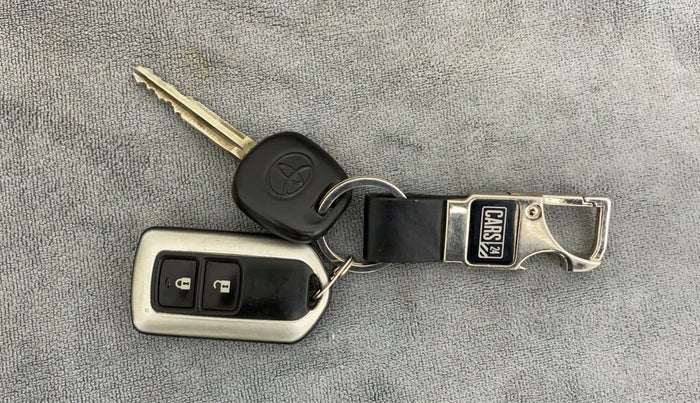 2011 Toyota Corolla Altis 1.8 G, Petrol, Manual, 1,00,075 km, Key Close Up