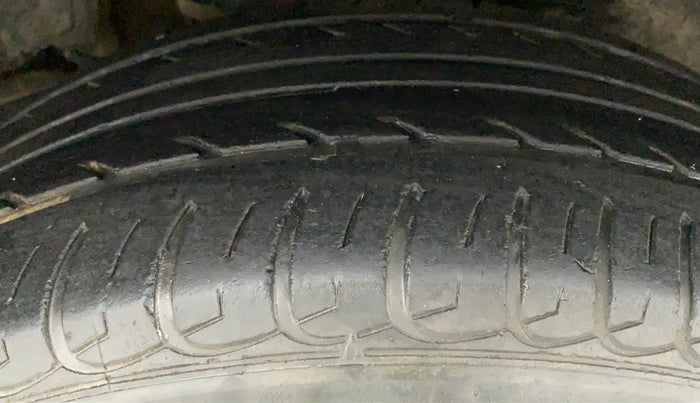 2011 Toyota Corolla Altis 1.8 G, Petrol, Manual, 1,00,075 km, Left Rear Tyre Tread