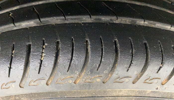 2023 Renault TRIBER RXZ AMT, Petrol, Automatic, 39,416 km, Right Front Tyre Tread