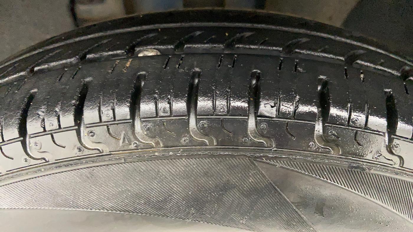 2017 Renault Kwid CLIMBER 1.0 AT, Petrol, Automatic, 30,361 km, Left Front Tyre Tread