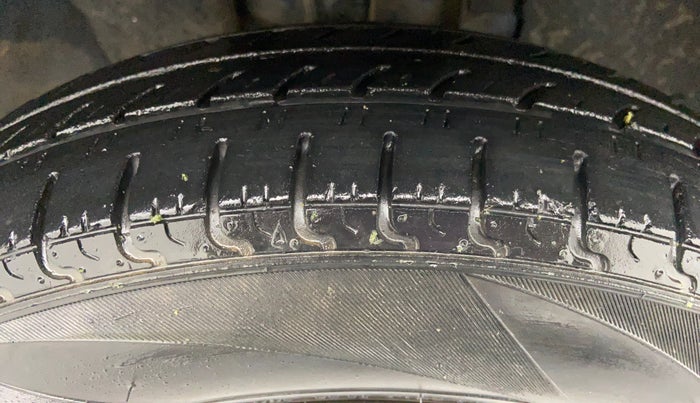 2017 Renault Kwid CLIMBER 1.0 AT, Petrol, Automatic, 30,361 km, Right Front Tyre Tread