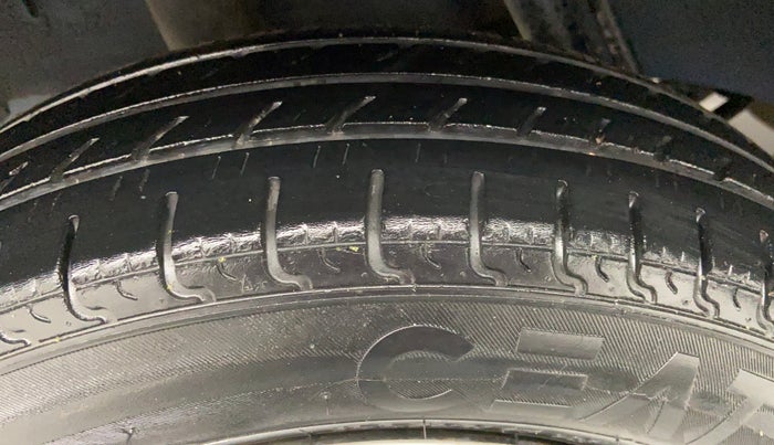 2017 Renault Kwid CLIMBER 1.0 AT, Petrol, Automatic, 30,361 km, Right Rear Tyre Tread